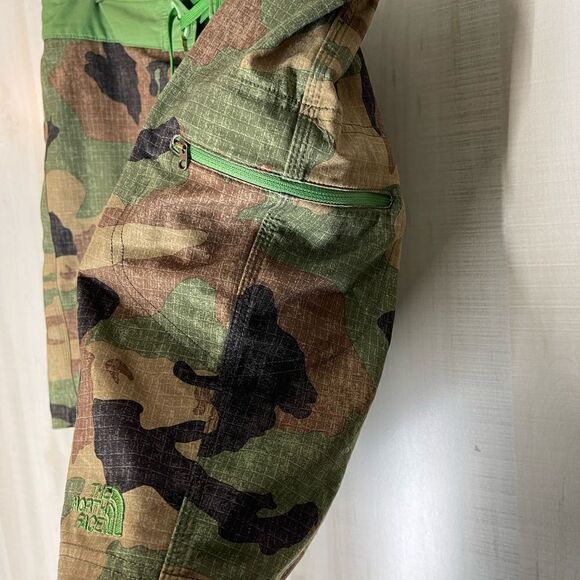 The North Face green camouflage swim trunks, size 36‎ - Picture 2 of 12
